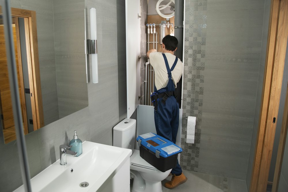 Sanitärinstallateur bei der Arbeit in einem Badezimmer